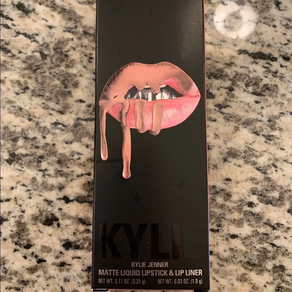 Kylie lip kit (makeup bundle)